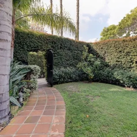 Image 3 - 8239 Willoughby Avenue, West Hollywood, CA 90046, USA - House for sale