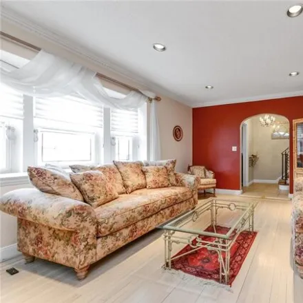 Image 5 - 80-13 213th Street, New York, NY 11427, USA - House for sale