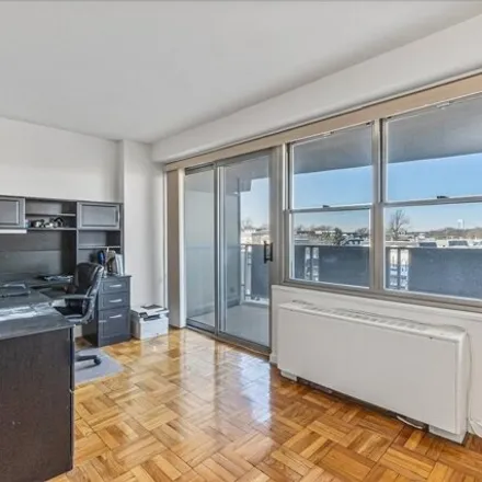 Image 8 - 17-85 215th Street, New York, NY 11360, USA - Apartment for sale