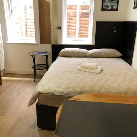 Rent this studio apartment on Hendon Way in Finchley Road, Childs Hill