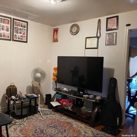 Image 4 - 61-46 Menahan Street, New York, NY 11385, USA - House for rent