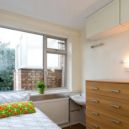 Image 4 - Kathleen Avenue, London, W3 0BN, United Kingdom - Apartment for rent