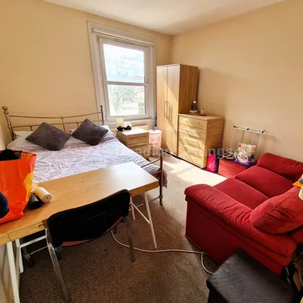 Rent this 1 bed room on 98 Addington Road in Reading, RG1 5PX
