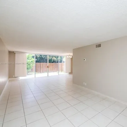 Image 8 - 739 Northeast 25th Avenue, Hallandale Beach, FL 33009, USA - Townhouse for sale