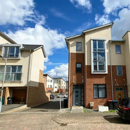 Rent this 3 bed townhouse on The Martlet in Bletchley, MK6 4AW