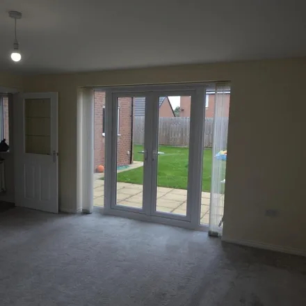 Image 5 - Feather Lane, Nuneaton, CV10 7GN, United Kingdom - House for rent