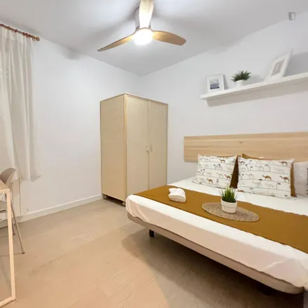Rent this 5 bed room on Banco Sabadell in Avinguda del Regne de València, 53