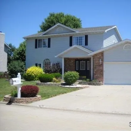 Rent this 3 bed house on 904 Mayfair Drive in Shiloh, IL 62221