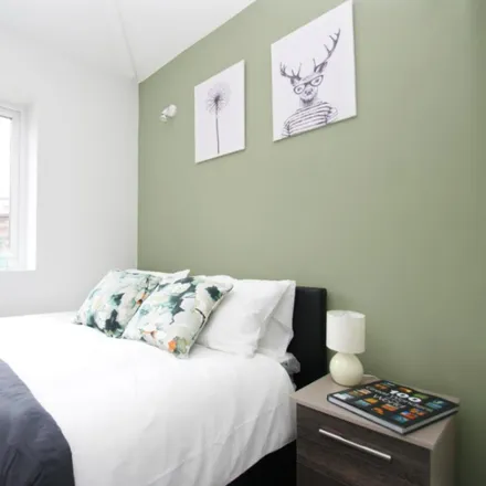 Rent this 5 bed room on 1 Terrick Street in London, W12 7AE