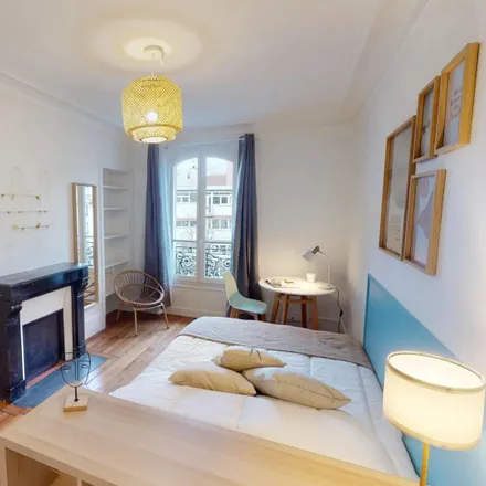 Rent this 6 bed room on 61 Rue des Cloÿs in 75018 Paris, France