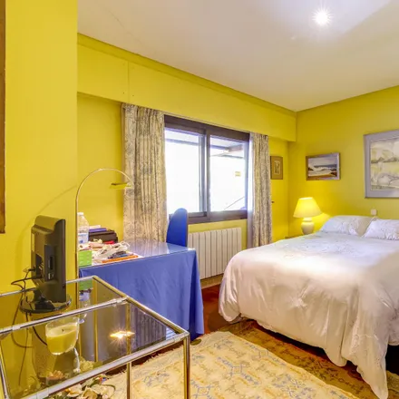 Rent this 6 bed room on Escuela infantil municipal Las Viñas in Calle de Ana Teresa, 28023 Madrid