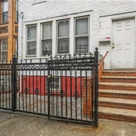 Image 2 - 671 East 224th Street, New York, NY 10466, USA - House for sale