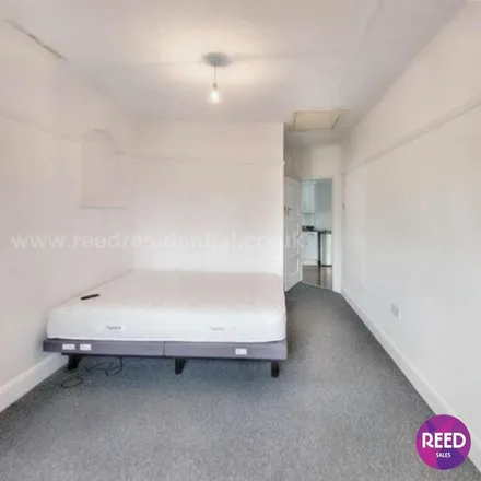 Image 4 - Garrii Bailey, Canewdon Road, Southend-on-Sea, SS0 7HD, United Kingdom - Apartment for rent