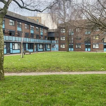 Image 8 - St Joseph's Catholic Primary School, Etchells Street, Stockport, SK1 1EF, United Kingdom - Apartment for rent