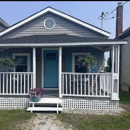 Rent this studio house on 97 Green Street in Portsmouth, RI 02871
