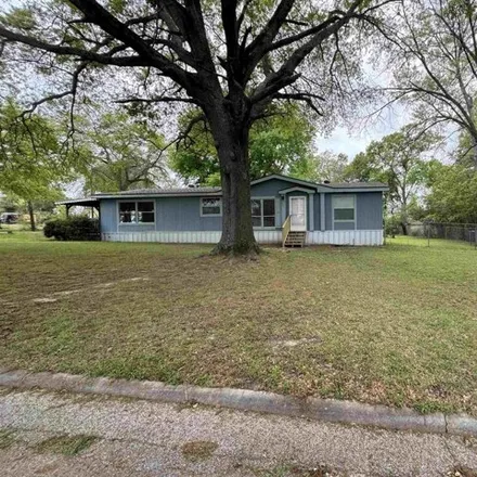Buy this studio apartment on 218 West Ash Street in Carthage, TX 75633