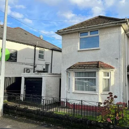 Buy this 3 bed duplex on Cardiff Road in Dinas Powys, CF64 4BD