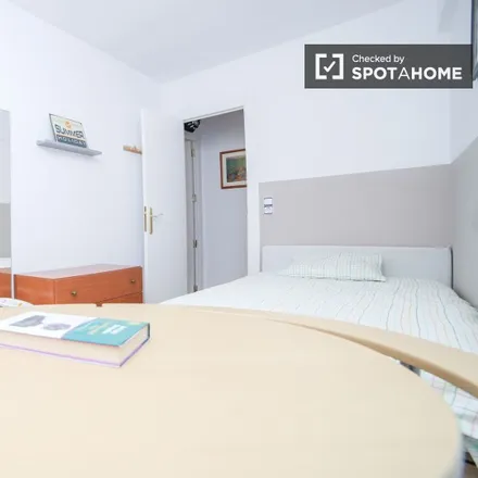 Image 2 - Carrer de l'Arquitecte Alfaro, 18, 46011 Valencia, Spain - Room for rent