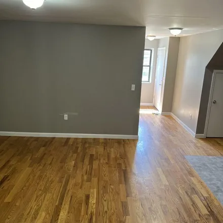 Rent this 3 bed apartment on 229 Vanderbilt Avenue in New York, NY 10304