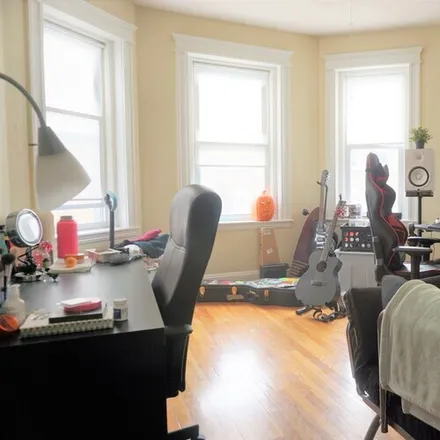 Rent this studio apartment on 225 Kelton St