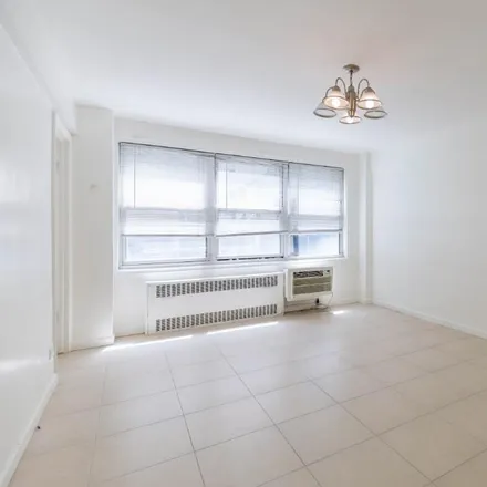 Image 2 - 141 East 55th Street, New York, NY 10022, USA - Condo for rent