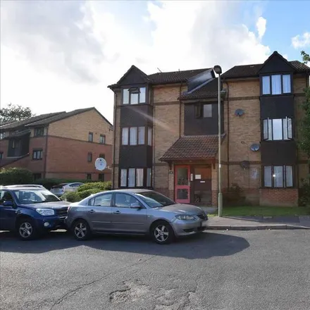 Image 1 - Gatting Close, Burnt Oak, London, HA8 9YU, United Kingdom - Apartment for rent