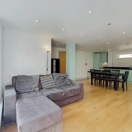 Rent this 3 bed apartment on Dunston Road in De Beauvoir Town, London