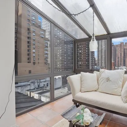 Image 3 - 225 East 86th Street, New York, NY 10028, USA - Condo for sale