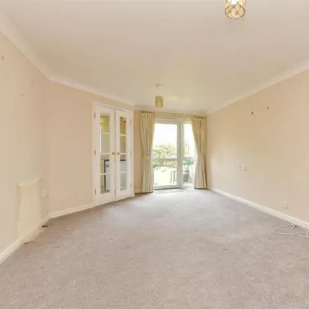 Image 3 - Lower Mead, Redhill, RH1 2FG, United Kingdom - Apartment for sale
