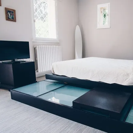 Rent this 5 bed house on 84800 L'Isle-sur-la-Sorgue