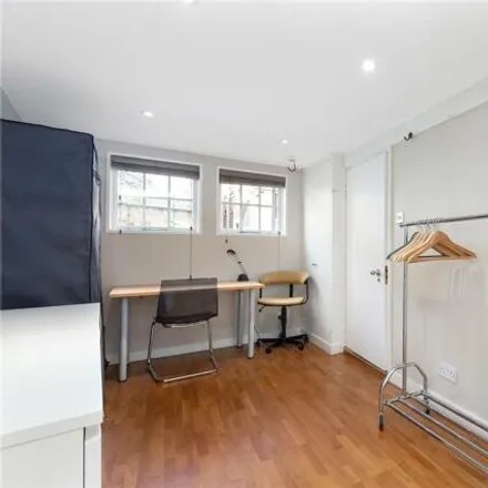 Image 4 - 22 Royal Crescent Mews, London, W11 4SY, United Kingdom - Room for rent