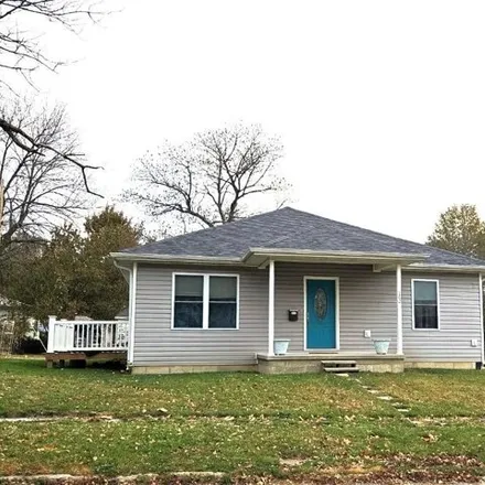 Buy this 3 bed house on 421 Vine Street in Macon, MO 63552