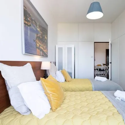 Rent this 2 bed apartment on Topatudo Reparações in Rua dos Mártires da Liberdade, 4050-363 Porto
