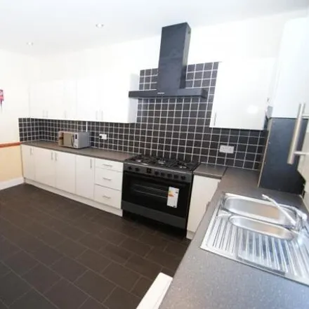 Rent this 5 bed townhouse on The Shires in Bennett Road, Leeds