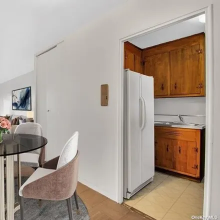 Image 4 - 61-55 98th Street, New York, NY 11374, USA - Apartment for sale