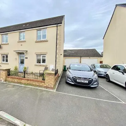 Buy this 3 bed duplex on Glan Road in Aberdare, CF44 8BL