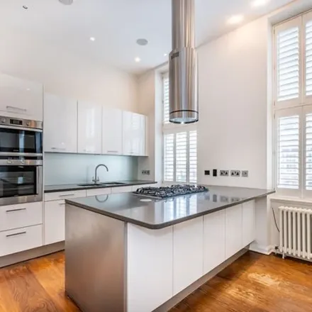 Rent this 4 bed apartment on Symons Street in London, SW3 2RP