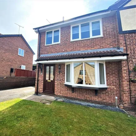 Rent this 3 bed duplex on Kestrel Close in Uttoxeter, ST14 8TB