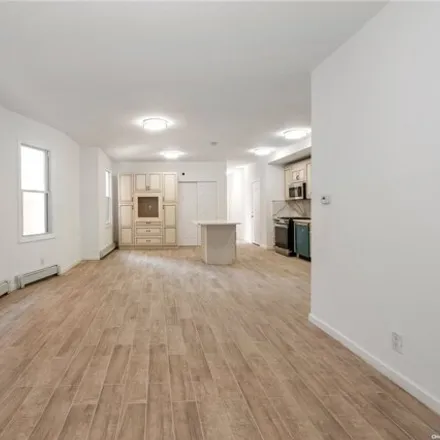 Image 5 - 108-35 38th Avenue, New York, NY 11368, USA - House for sale
