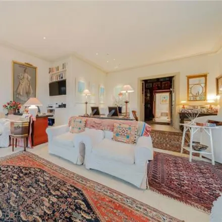 Rent this 2 bed room on 141 Holland Park Avenue in London, W11 4UX