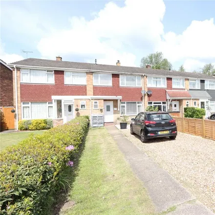 Rent this 3 bed townhouse on Mole Close in Farnborough, GU14 9NY