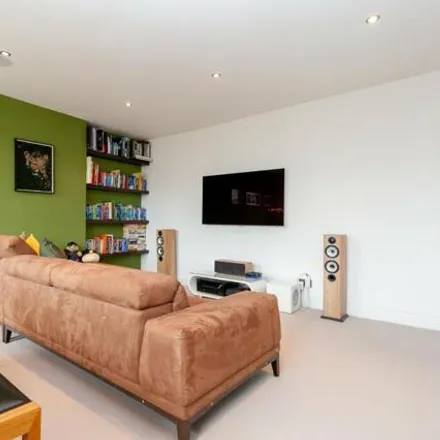 Image 5 - Bow Road, Bromley-by-Bow, London, E3 2SW, United Kingdom - Room for rent
