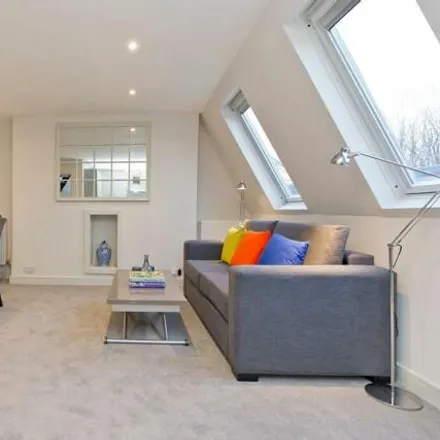 Rent this 1 bed room on 174 Westbourne Park Road in London, W11 1EB