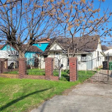 Buy this 2 bed house on 4550 Siegel Street in Houston, TX 77009