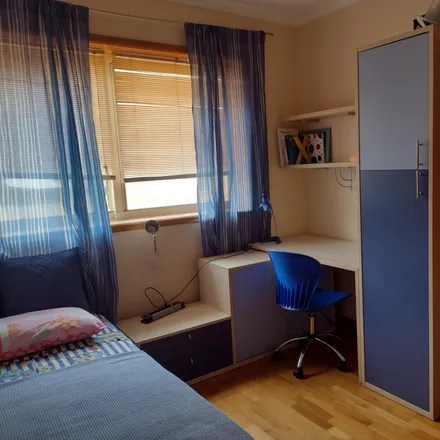 Rent this 3 bed room on TGV in Rua de Serpa Pinto, 4250-504 Porto