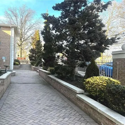 Image 3 - 62-46 Mount Olivet Crescent, New York, NY 11379, USA - Condo for sale