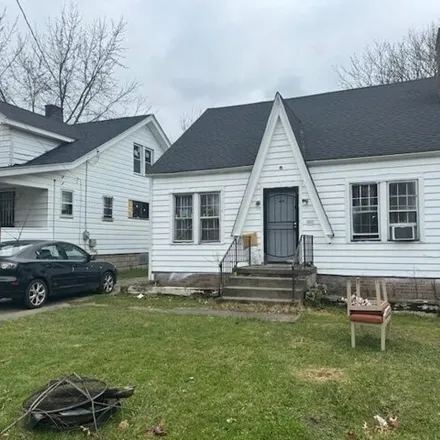 Buy this 3 bed house on 633 West Ravenwood Avenue in Youngstown, OH 44511