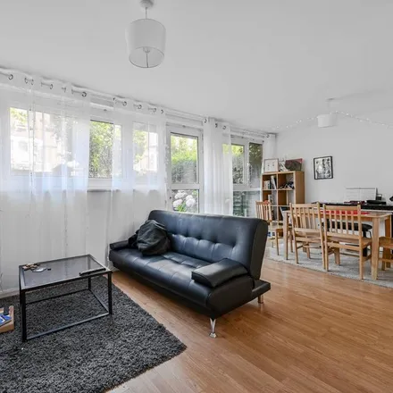 Rent this 3 bed apartment on Sceptre Road in London, E2 0HB
