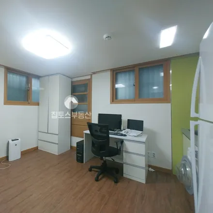 Rent this studio apartment on 서울특별시 동작구 신대방동 348-46