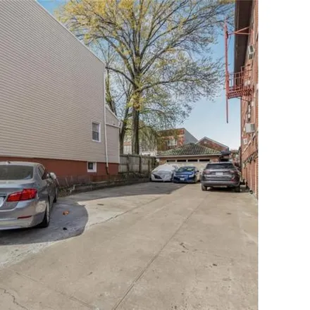 Image 4 - 1335 Taylor Avenue, New York, NY 10472, USA - House for sale